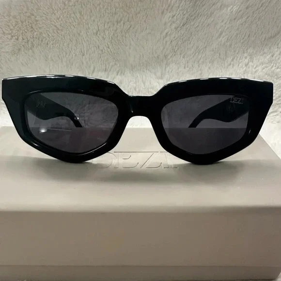 DEZI BLACK ‘ON READ’ SUNGLASSES - Picture 6 of 11